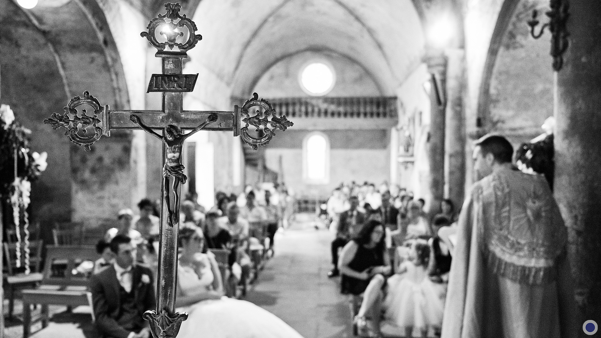 Cérémonie religieuse : Cyrielle et Florian à l'Église. Reportage de mariage à Nantes et dans toute la France.