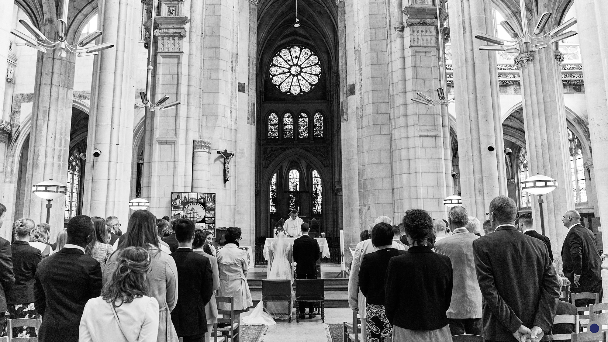 Cérémonie religieuse : Élodie et Mathieu à l'Église. Reportage de mariage à Nantes et dans toute la France.