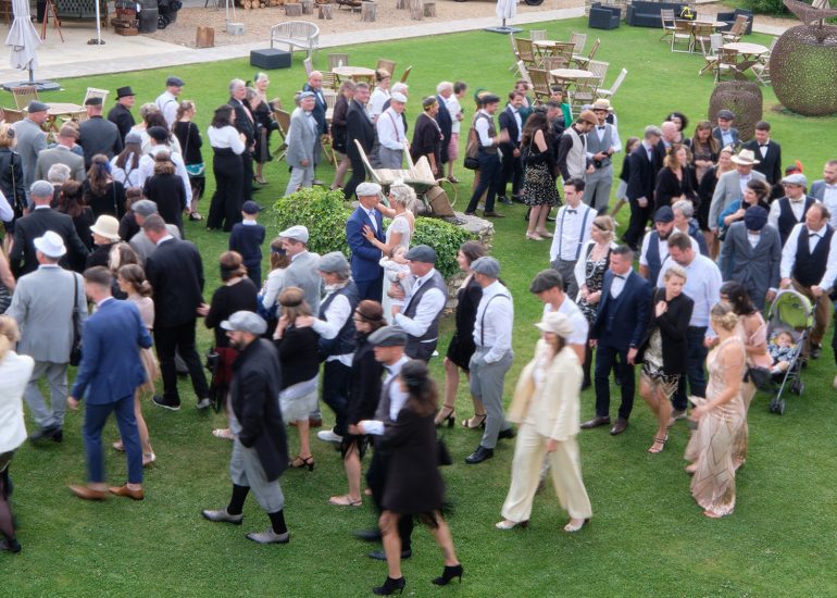 Photo de groupe de mariage : Vanessa et Thomas. Reportage de mariage à Nantes et dans toute la France. Photos de groupes originales, authentiques et créatives.