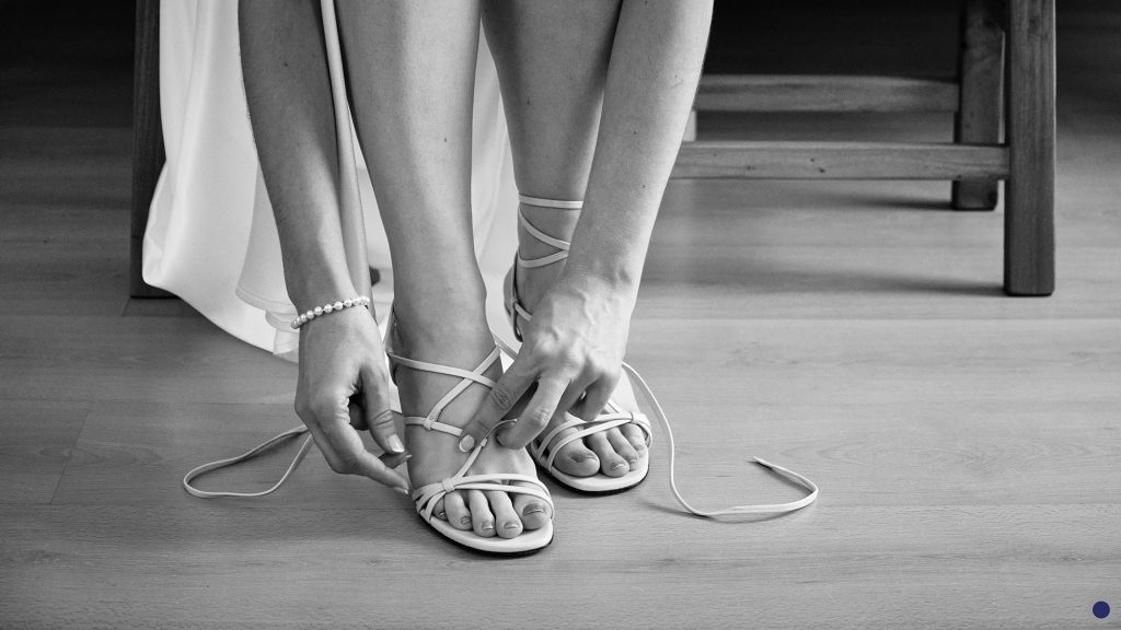 Les préparatifs de mariage : Laura, la Mariée en plein habillage. Reportage de mariage à Nantes et dans toute la France. Photos originales, authentiques et créatives.