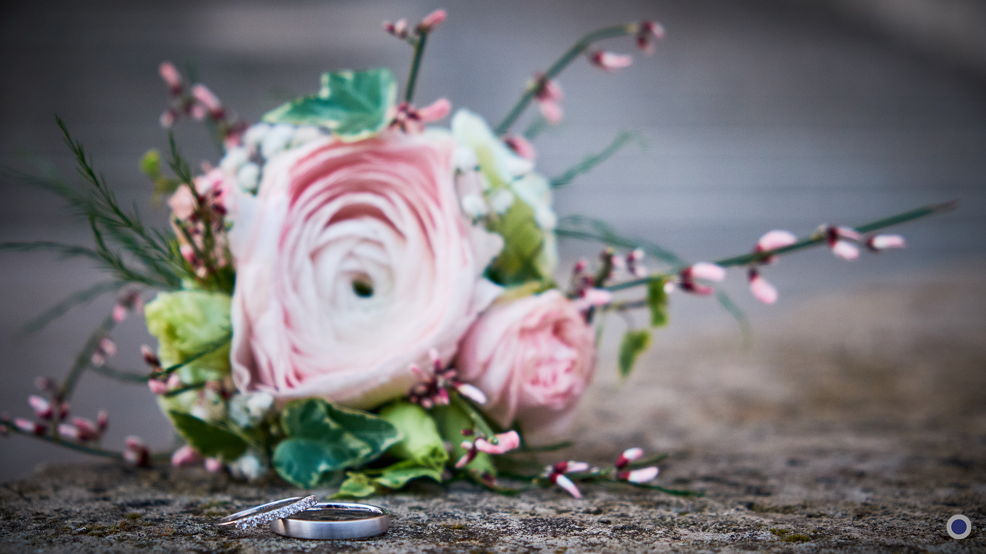 Photo de mariage : les petits détails. Reportage de mariage à Nantes et dans toute la France. Les alliance des Mariés et le bouquet.