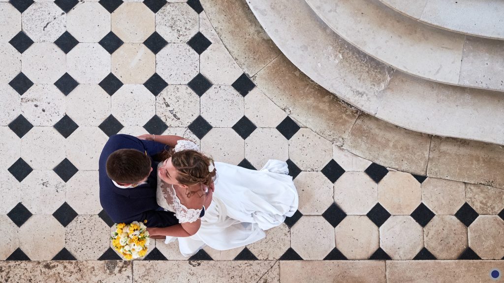 Photo de couple de mariage : Julie et Julien. Reportage de mariage à Nantes et dans toute la France. Photos de couple dynamiques, originales et authentiques.