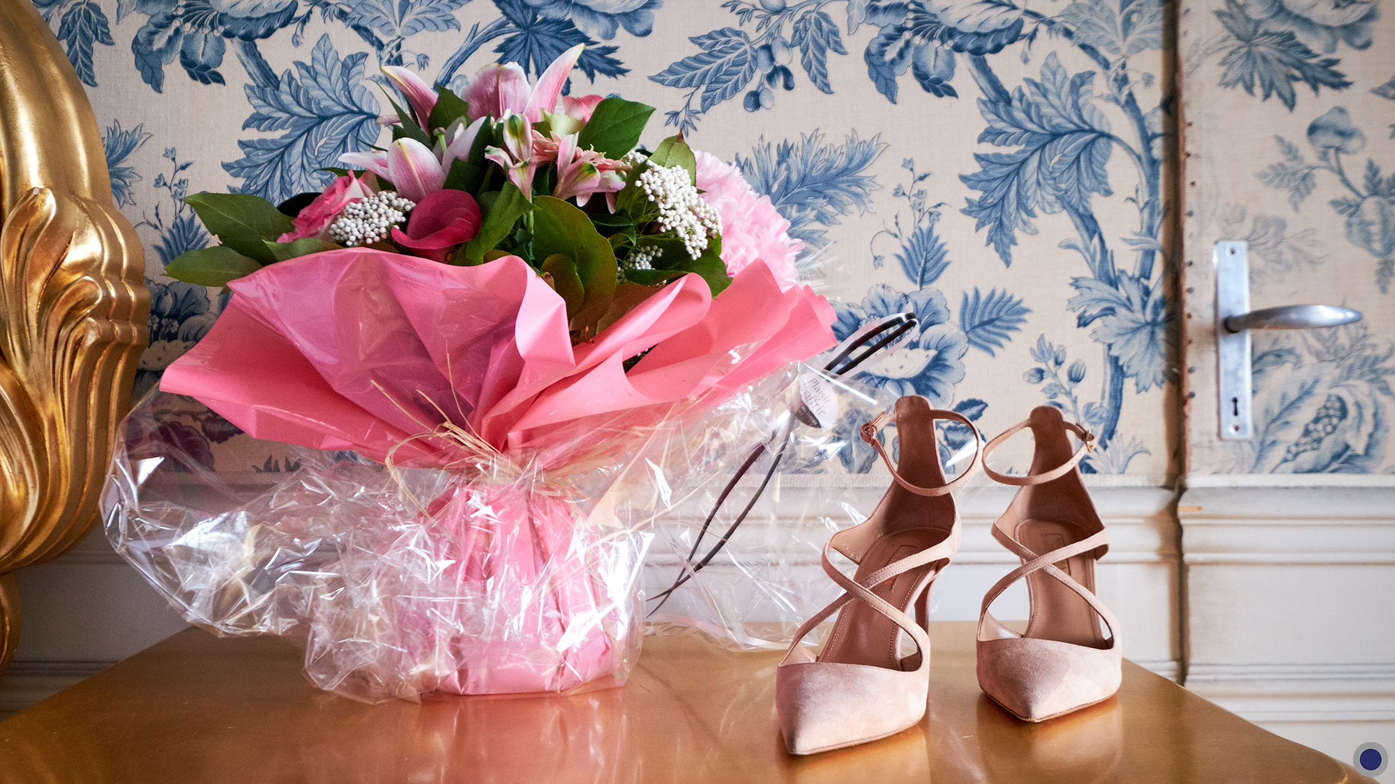 Photo de mariage : les petits détails. Reportage de mariage à Nantes et dans toute la France. Un bouquet et les chaussures de la Mariée.