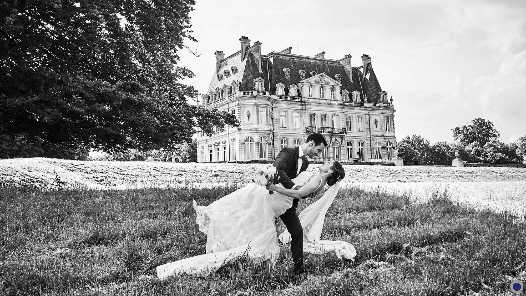 Photo de couple de mariage : Élodie et Mathieu. Reportage de mariage à Nantes et dans toute la France. Photos de couple dynamiques, originales et authentiques.
