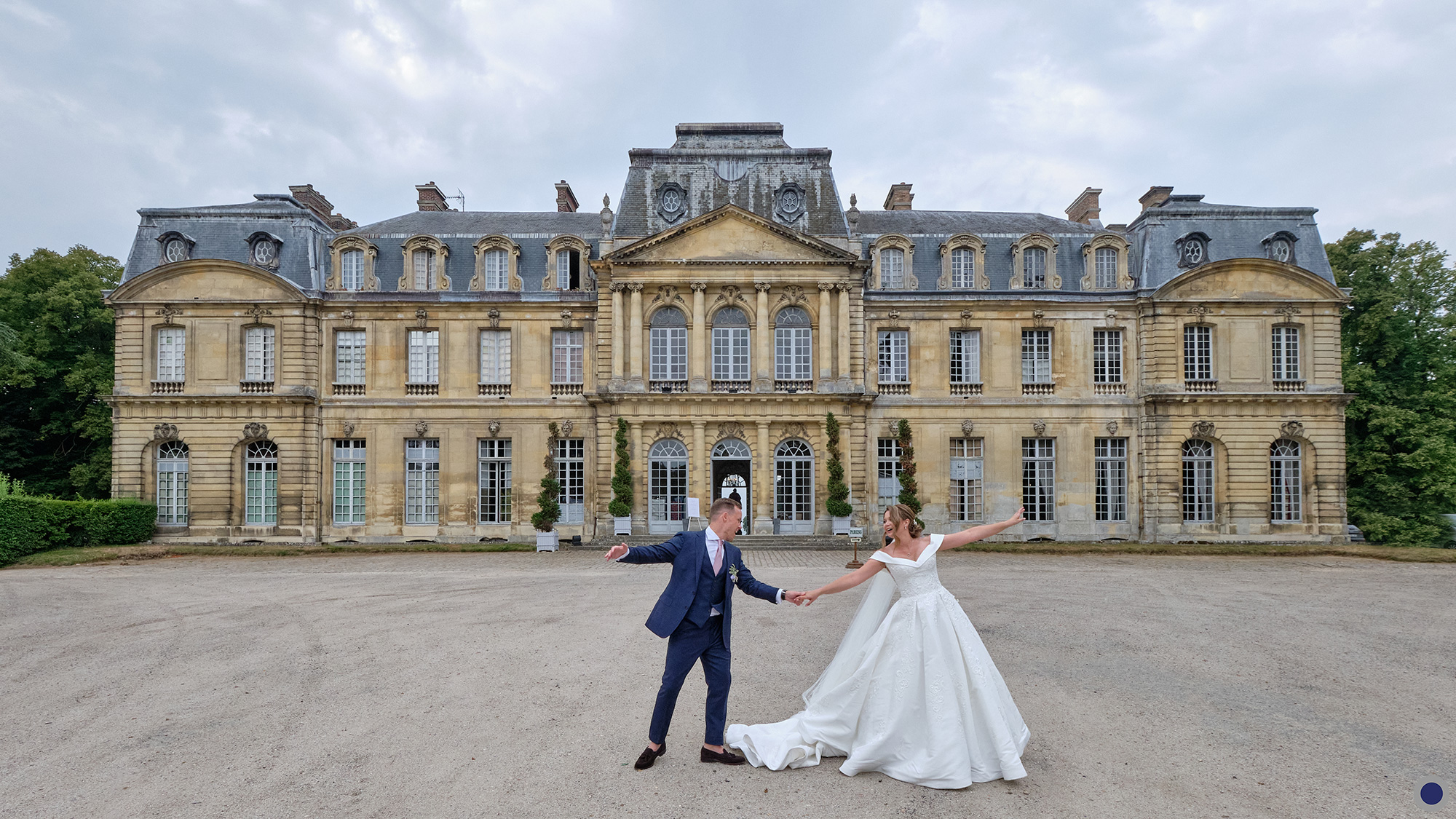 Photo de couple de mariage : Emma et Jack. Reportage de mariage à Nantes et dans toute la France. Photos de couple dynamiques, originales et authentiques.