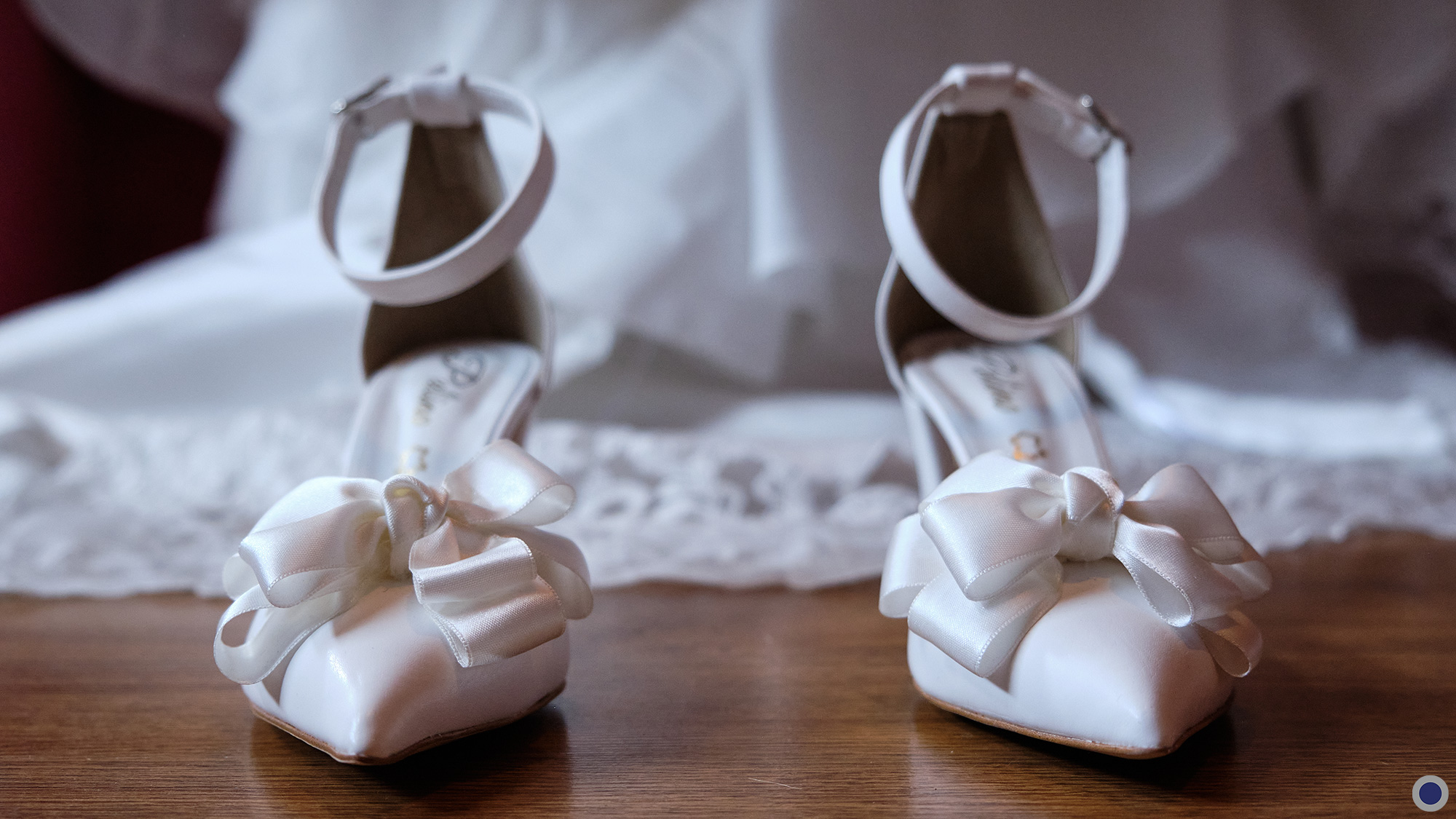 Photo de mariage : les petits détails. Reportage de mariage à Nantes et dans toute la France. Les chaussures de la Mariée
