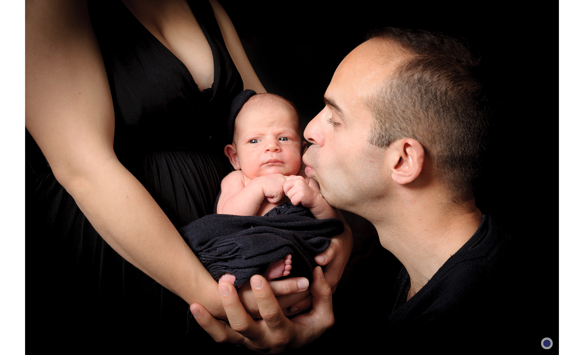 Séance photo de bébé - naissance - nouveau-né : Jules et le bisou de son Papa