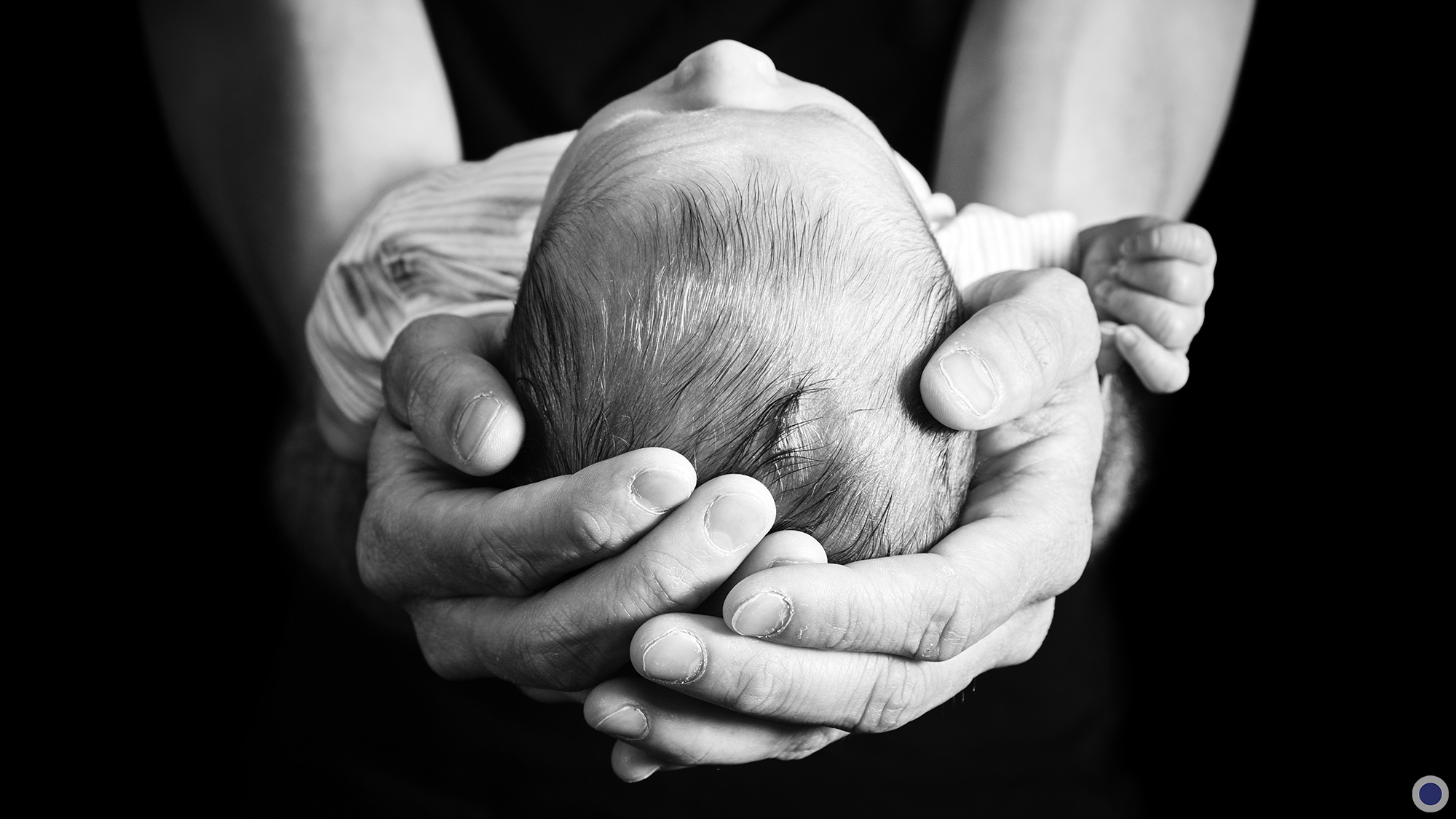 Séance photo de bébé - naissance - nouveau-né : Marius dans les mains de son Papa