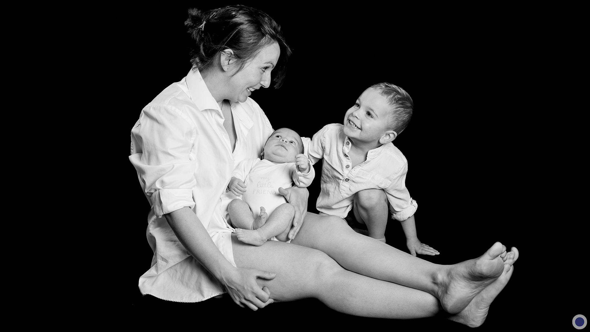 Séance photo de bébé - naissance - nouveau-né : Rose, son grand frère Jules et leur Maman