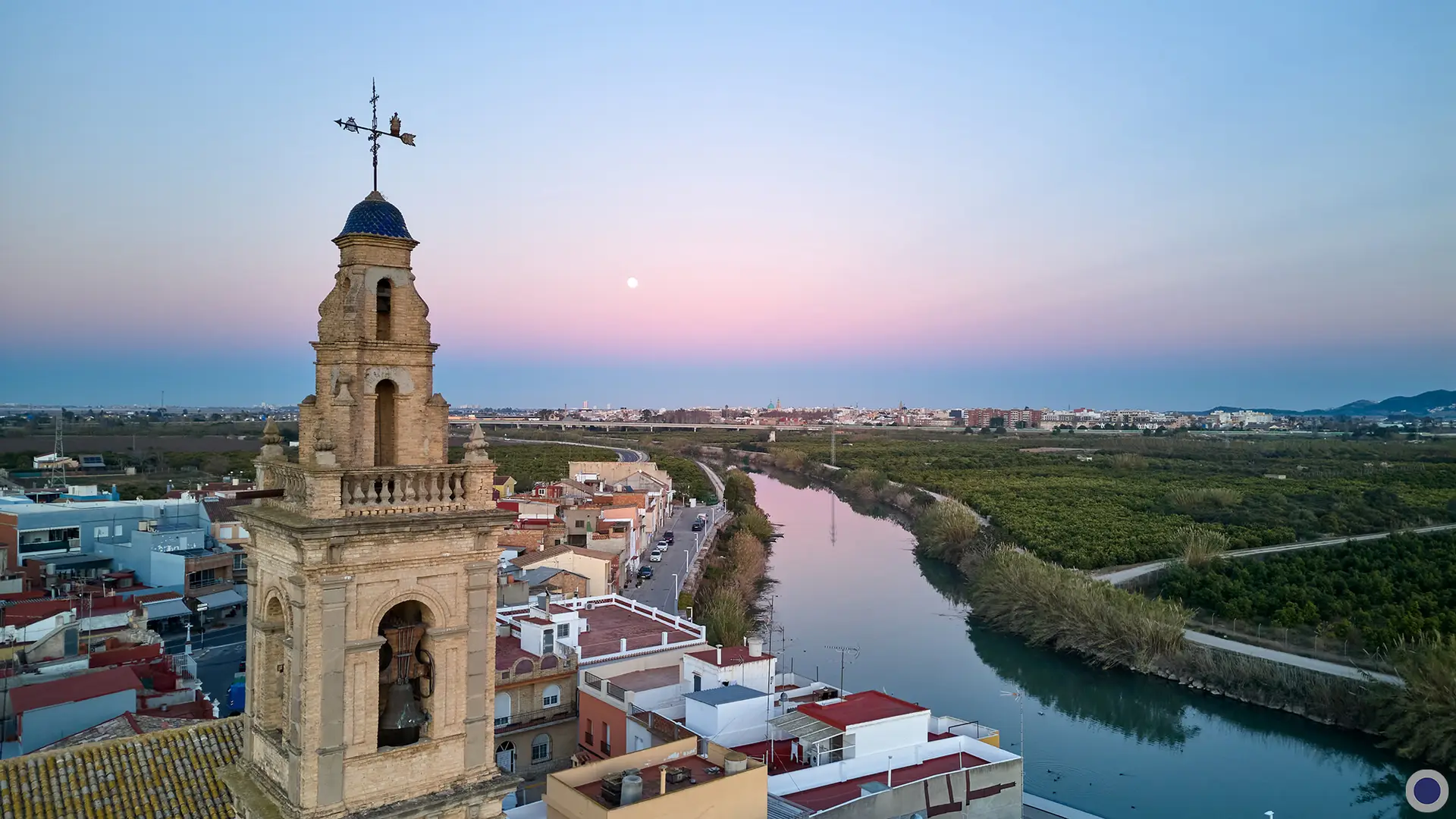 Le clocher de l'église de Riola et le fleuve Jucar.