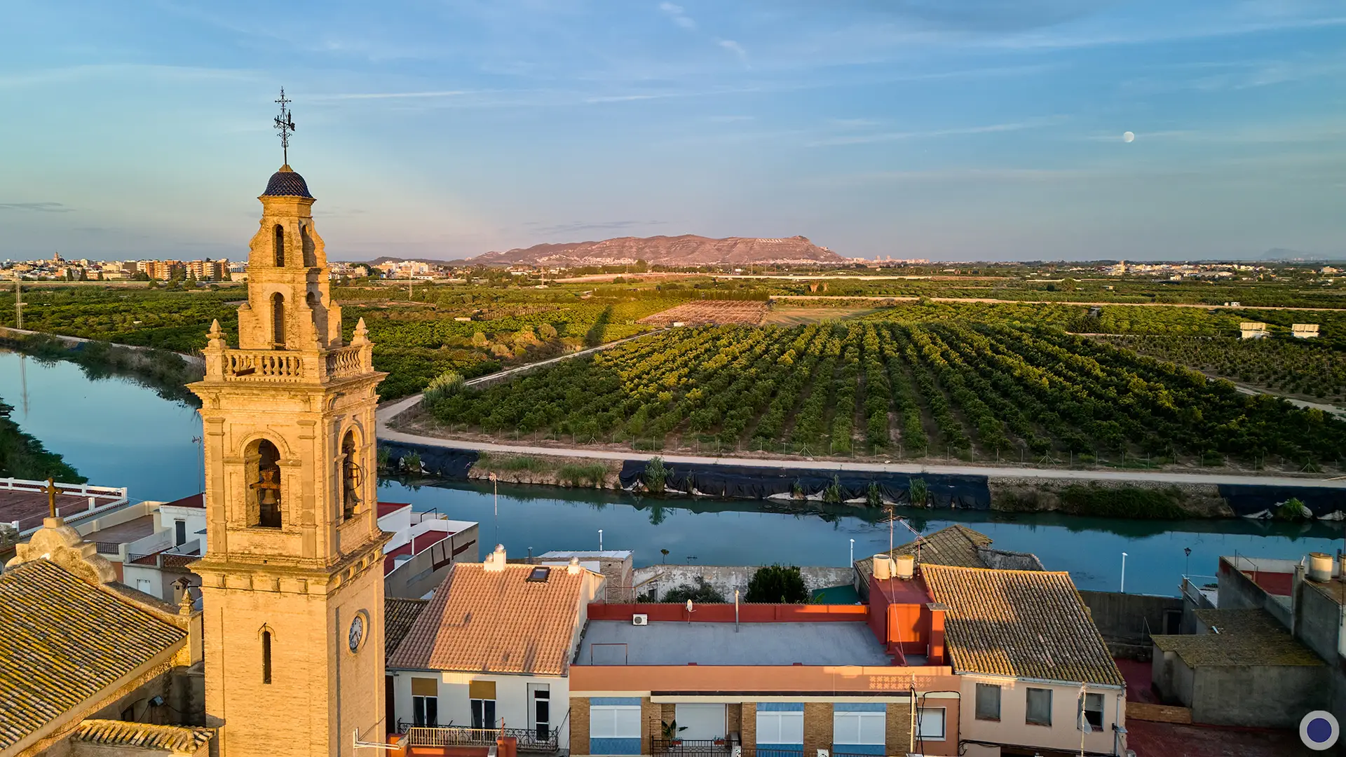 L'église de Riola (Valencia Espagne). Le fleuve Jucar et au loin Cullera et la mer méditerranée. Photo réalisée à l'aide d'un drone.