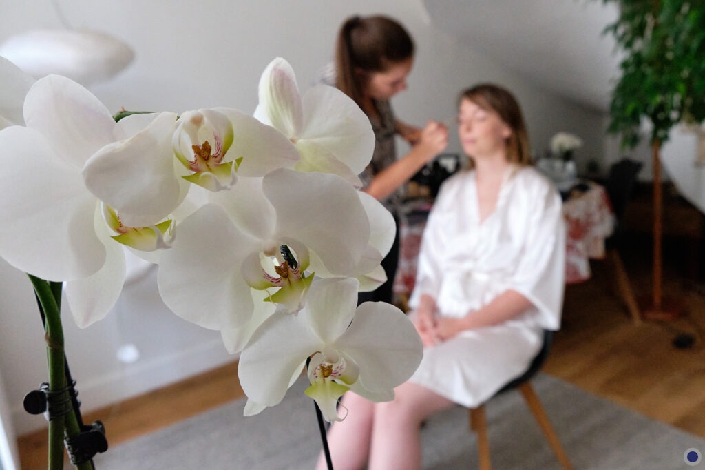 Les préparatifs de mariage : Sophie, la Mariée pendant sa séance de maquillage. Reportage de mariage à Nantes et dans toute la France. Photos originales, spontanées, authentiques et créatives.